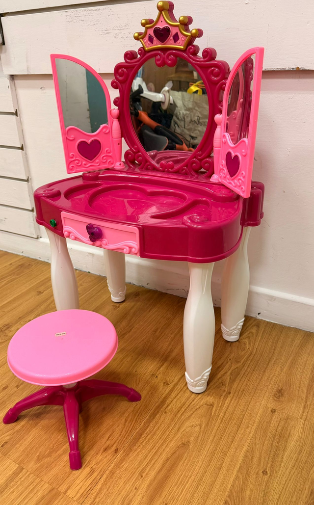 Make up table for girl 