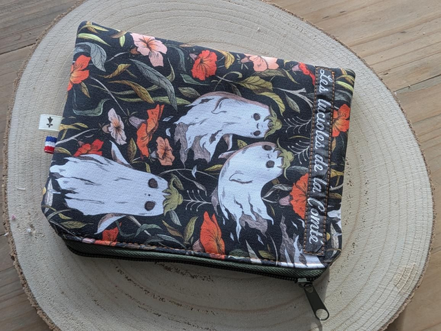 Pochette à liseuse fantômes