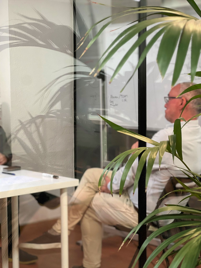 Acceso 1 día | Mesa de trabajo + 1h en cabina (reserva obligatoria)