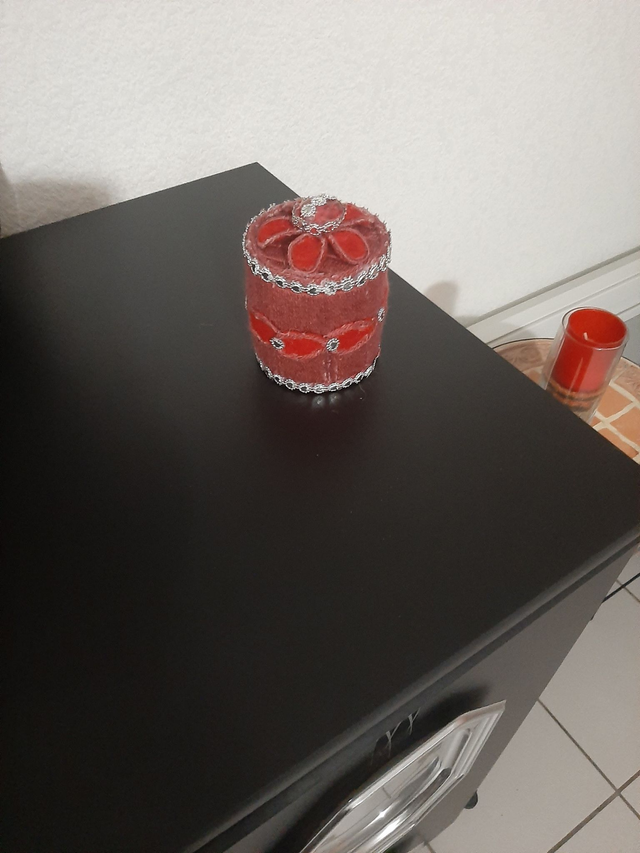 boîte  à bijoux rouge  fait main  tissée en fil de laine  boîte de rangement ,  décoré de strass		