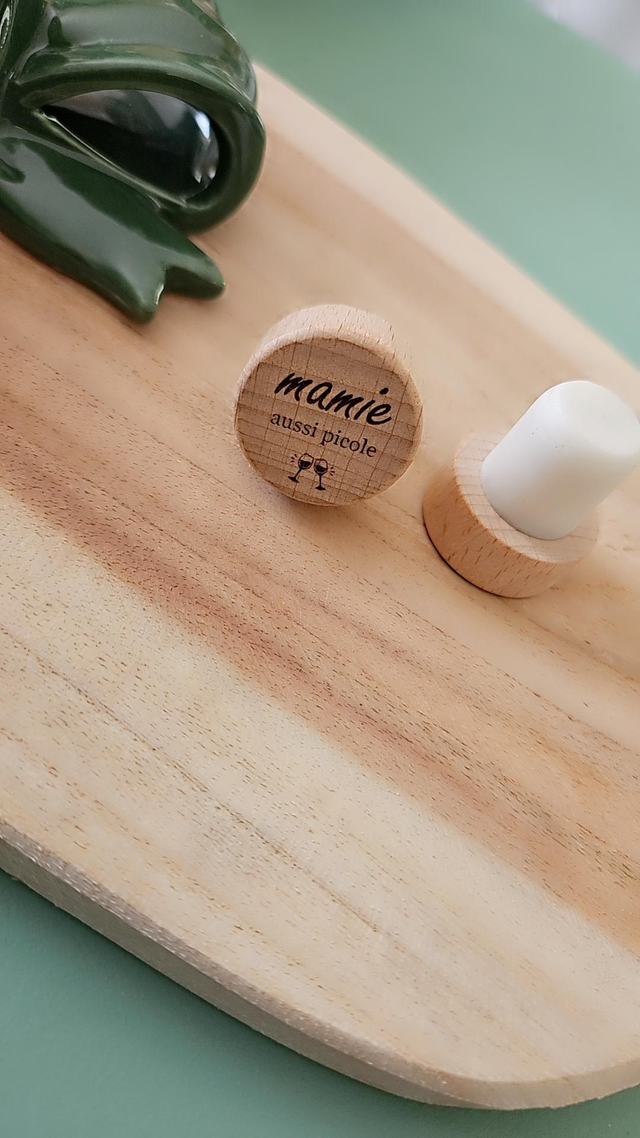 Bouchon de bouteille en bois gravé - "MAMIE AUSSI PICOLE"