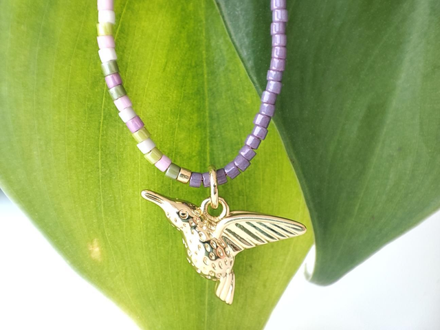 Collar colibrí dorado