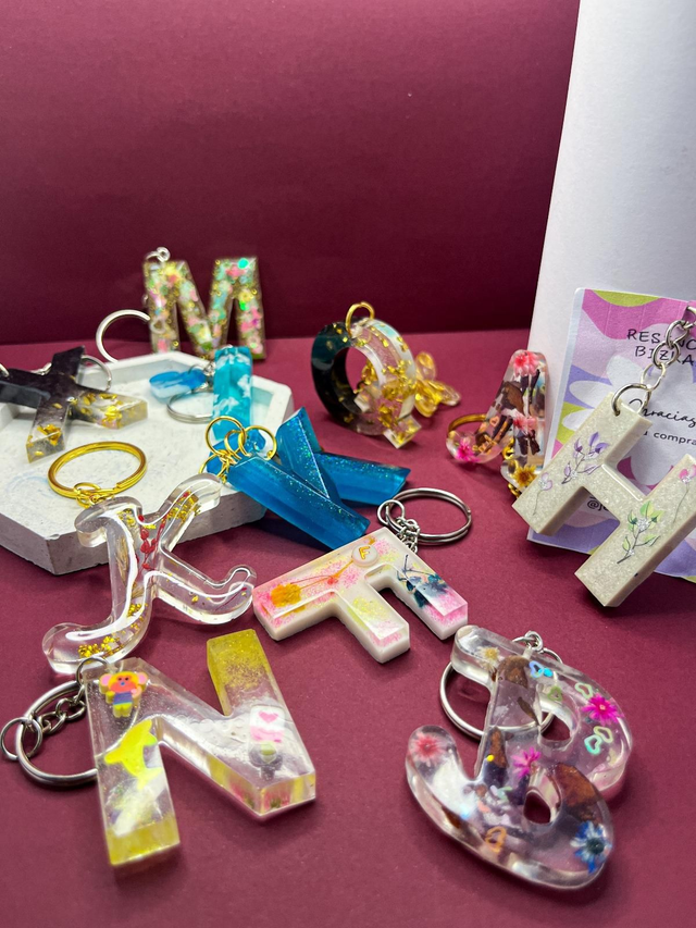 A - LETRAS EN RESINA PERSONALIZABLES 