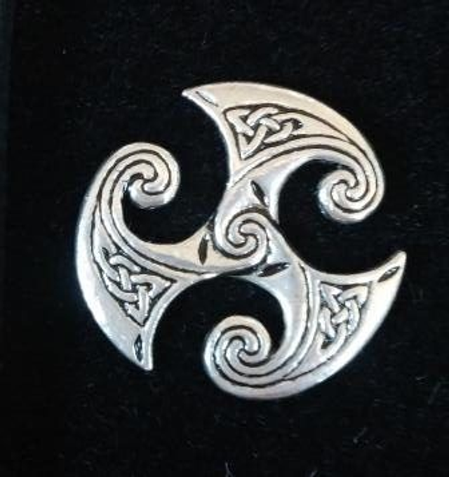 Pewter lapel pin - Three-bladed circle