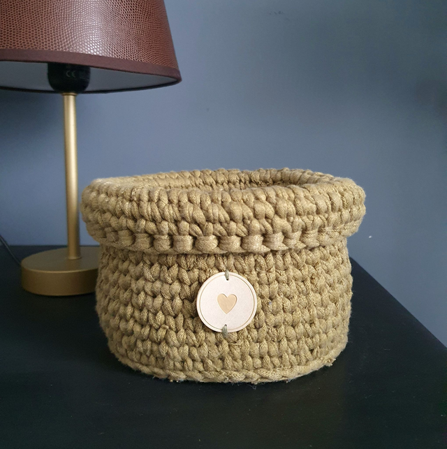 Gehaakt mandje met omslag - olijfgroen