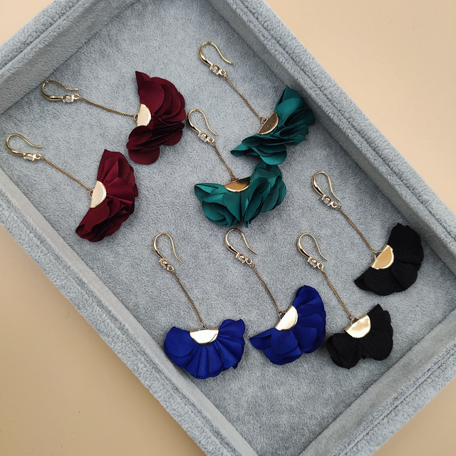 Boucles d’oreilles pendantes argentées avec petits froufrous - 4 couleurs au choix : rouge bordeaux, bleu royal, noir ou vert émeraude