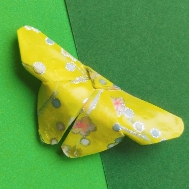 Broche en forme de papillon de couleur jaune