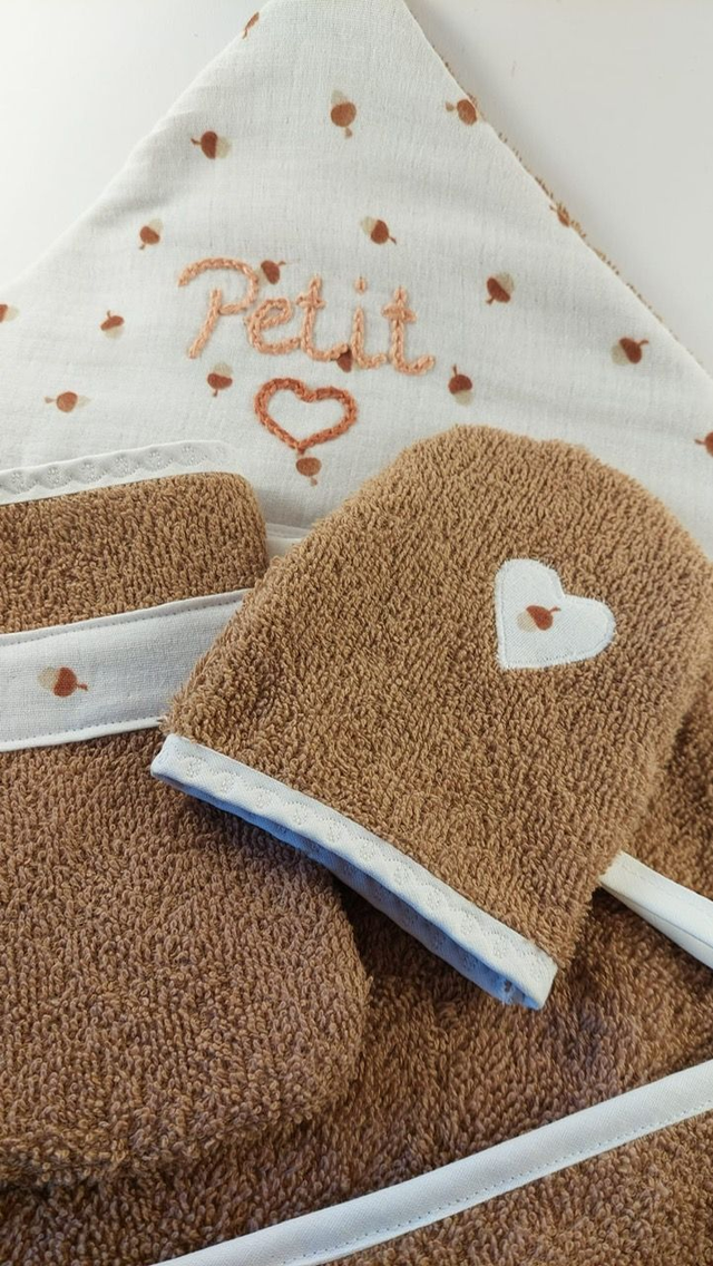 Cape de bain  &quot;petit coeur&quot; et ses deux gants de toilette