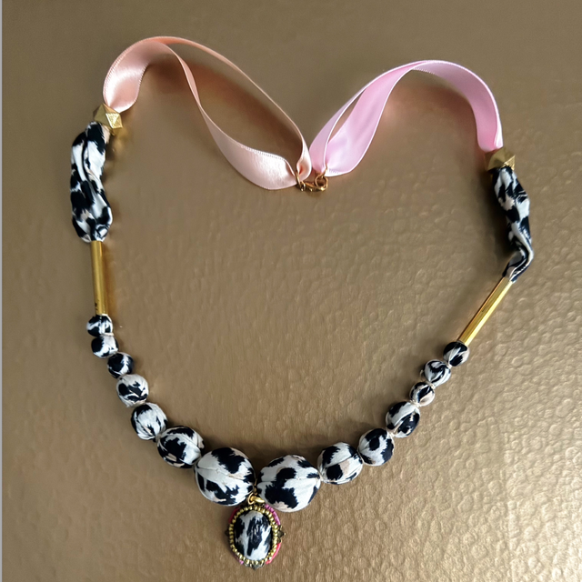 Collier textile en perles 