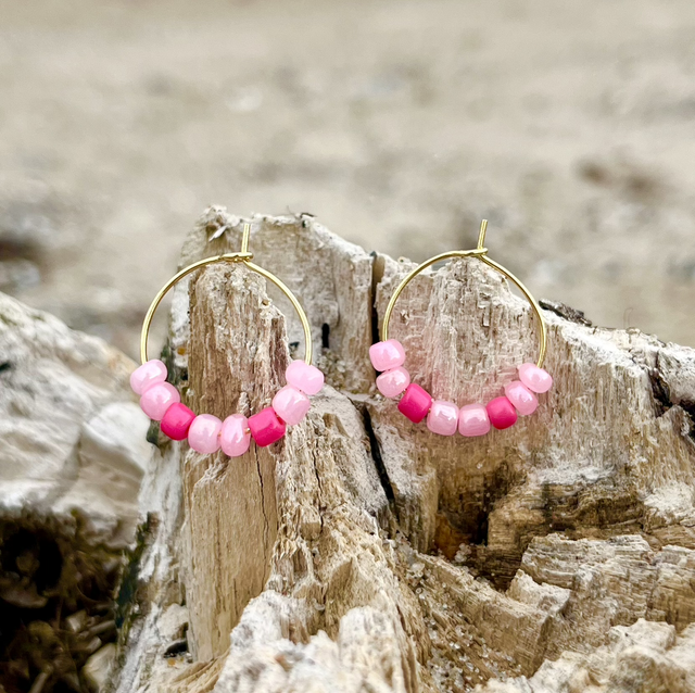 RosyPop Hoops – goldene Creolen mit rosa & pinken Glasperlen