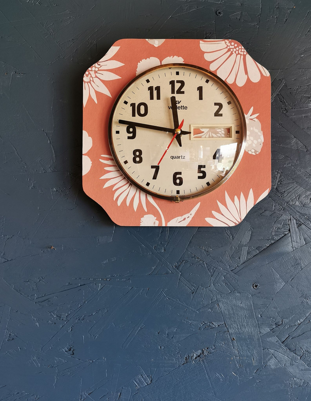 Horloge vintage pendule murale silencieuse carrée "Vedette terracotta"