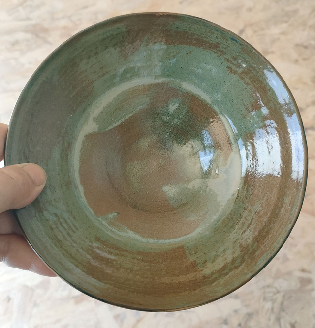 grands bols à ramen – Grès clair brut et émail vert-brun – Pièces tournées à la main