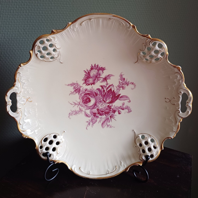 R.C. Rosenthal Molière | Serveerschaal met grepen M1738 Theodore Meyer Bern (diameter 29 | hoogte 5 cm) Ivoorkleur roze bloemdecor | Antiek