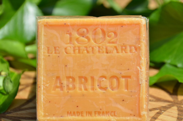 Savon de Marseille naturel exfoliant à l'abricot