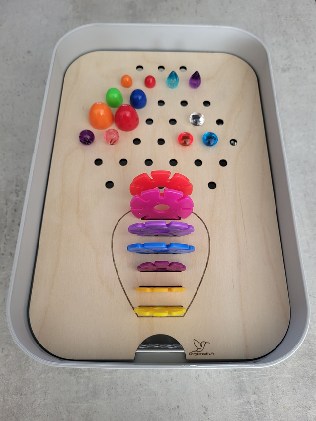 Le vase et ses petits trous à décorer pour bac Curver