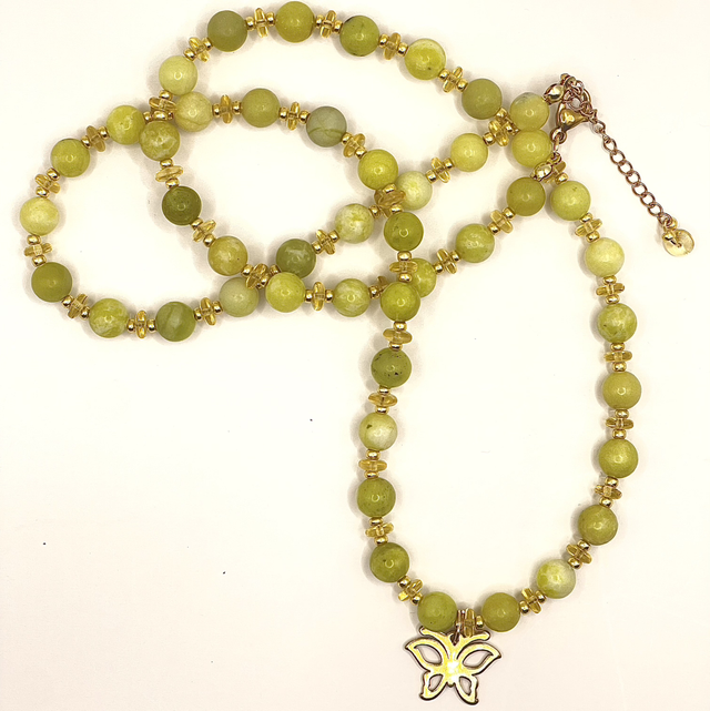 C89 - Collier perles serpentine pendentif papillon acier doré 