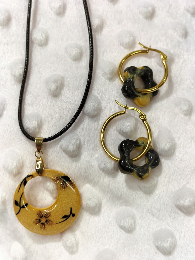 Parure boucles d&#039;oreilles et pendentif jaunes et noirs