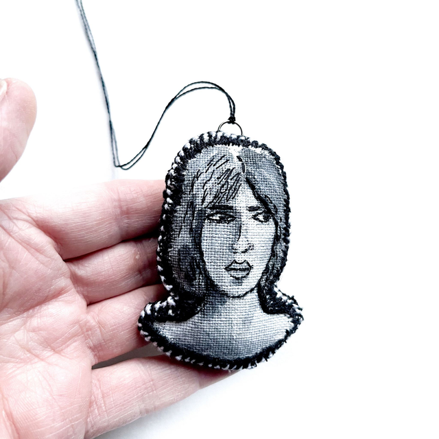 Petit portrait de femme peint et brodé en noir et blanc