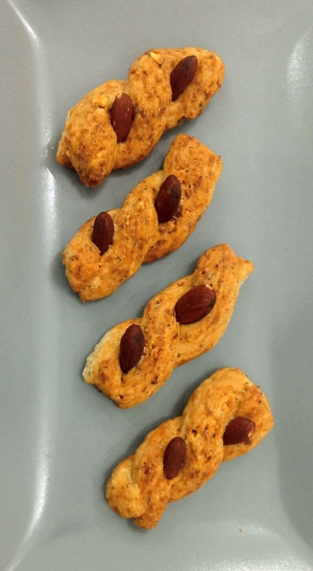 TORCETTI ALLE MANDORLE CON SUGNA E PEPE Confezione 500 gr.