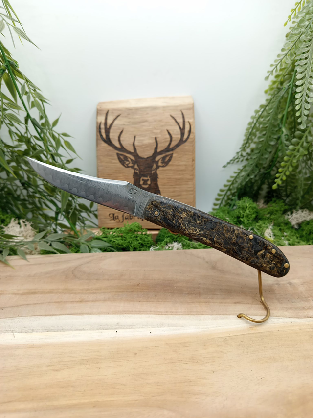 Couteau pliant artisanal “Le Cerf” – Prestige n°002 – lame damas VG10 – manche carbone compressé reflet or