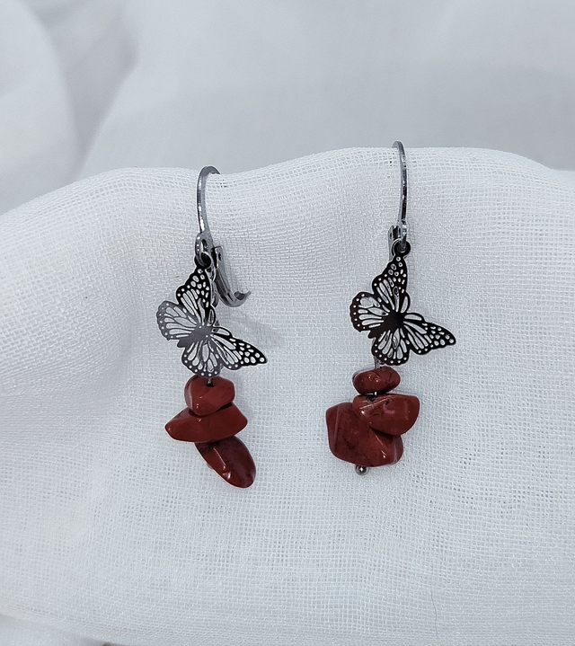Dormeuses d&#039;oreilles et pendentif &quot;papillon&quot; en acier inoxydable avec pierres naturelles baroques (jaspe rouge)