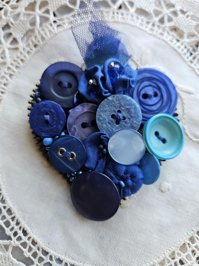 Broche Cœur Boutons bleus