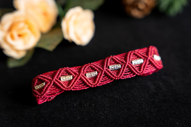 Bracelet en micro-macramé bordeaux et perles argentées 