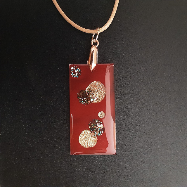 Pendentif petit rectangle collection vaporeux fond rouge intense et décor or et métallisé