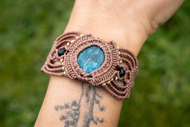 Manchette en micro-macramé et pierre Apatite