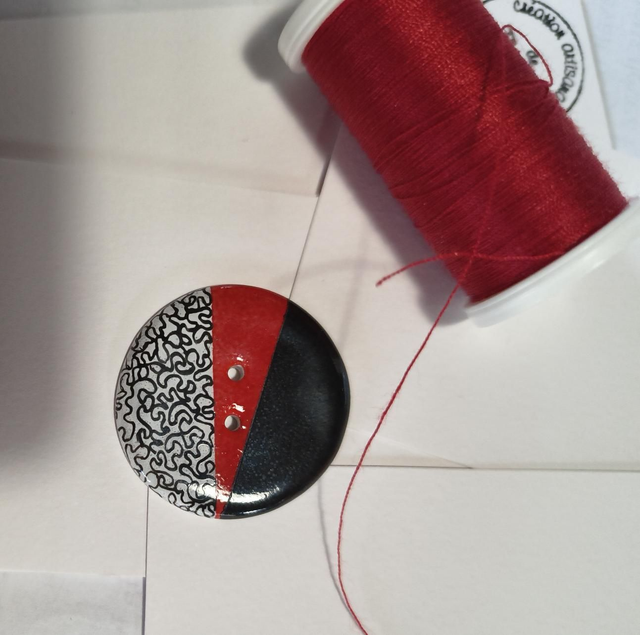 Bouton noir et rouge 