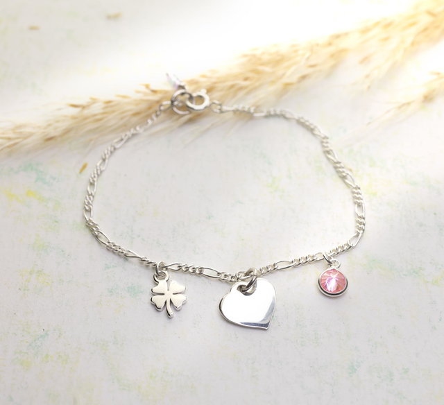 Pulsera de plata 925 con abalorios de corazón, trebol y una circonita tallado en rosa.