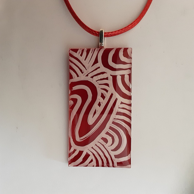 Pendentif rectangle moyen collection ethnique fond rouge flamboyant translucide et impression blanche