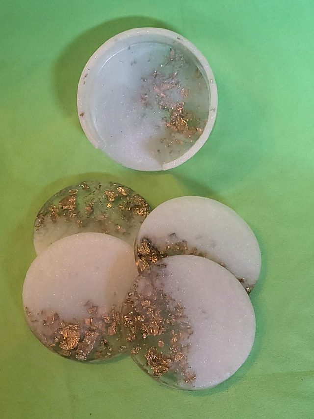 Dessous de verre blanc et or