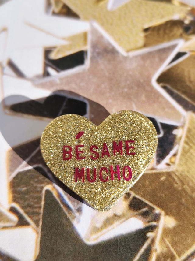 Broche cœur à paillettes - message : BESAME MUCHO