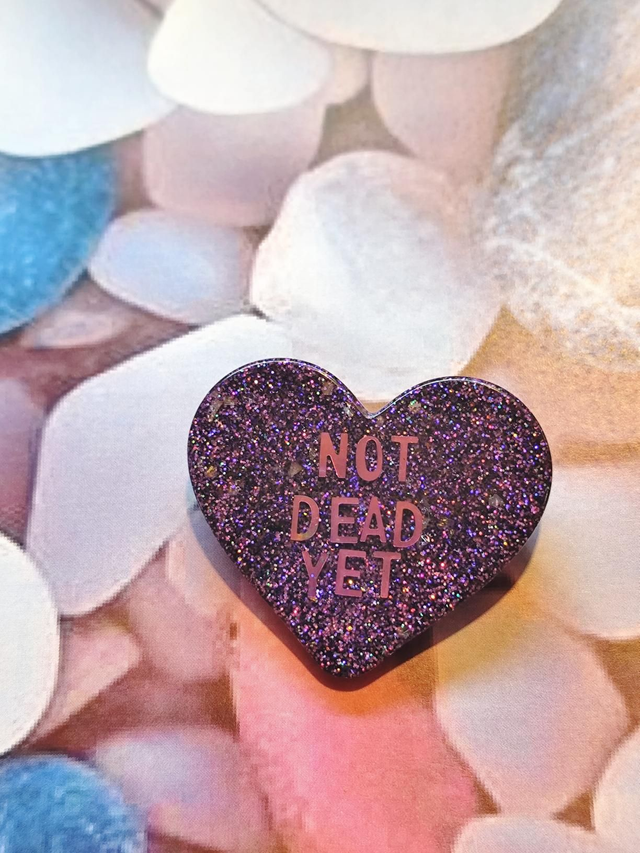 Broche cœur à paillettes - message : NOT DEAD YET