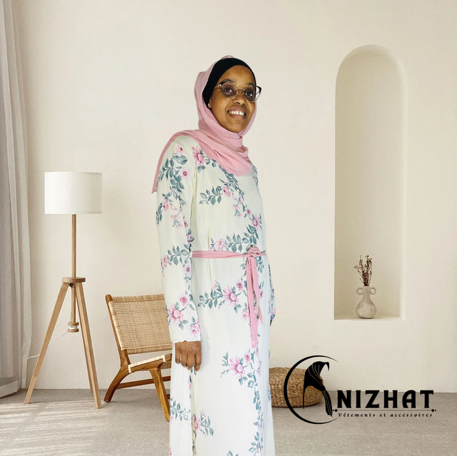 Robe longue blanc à motifs floraux vert et rose + un hijab rose clair