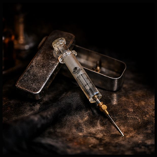 Seringue ancienne en verre, utilisé comme accessoire