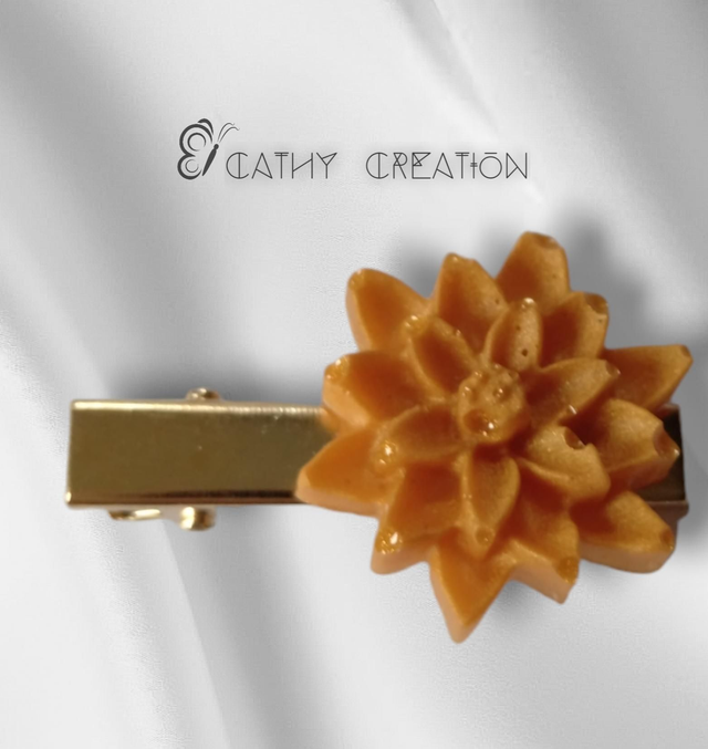 Pince à cheveux fleur dorée 