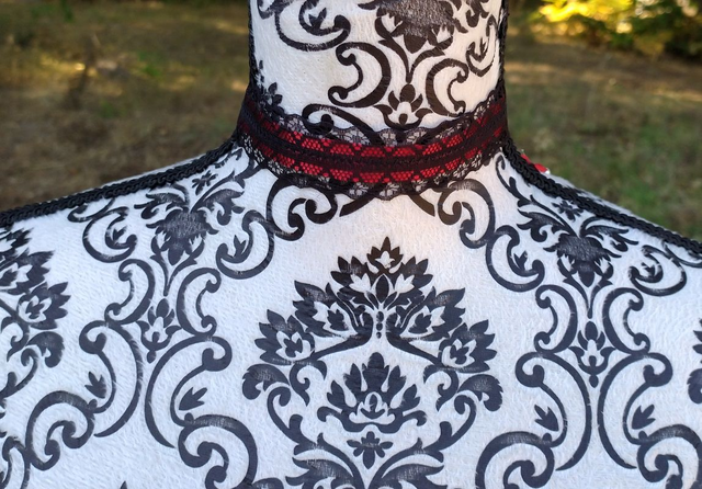 Ras-de-cou gothique satin et dentelle 