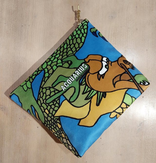 Tatsu Bleu. Pochette et trousse en velours.