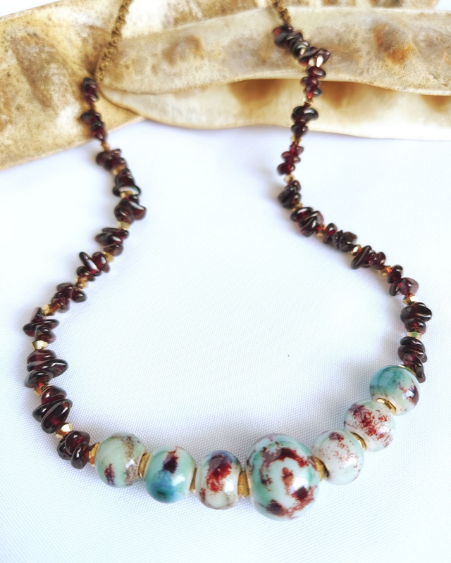 Collar cerámica y granates