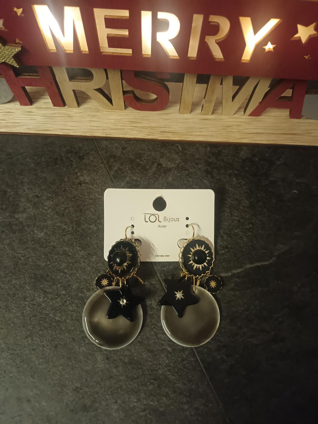 Boucle d oreille noires et grises