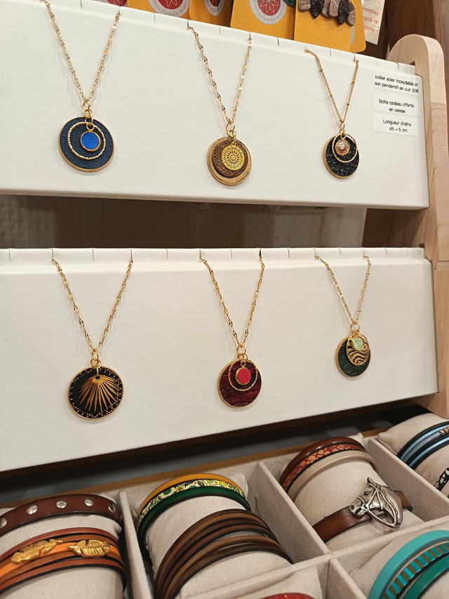 Collier avec pendentif en cuir