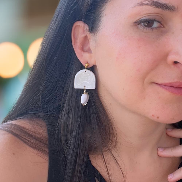 Boucles d&#039;oreilles pendantes fait main  blanc nacré  acier inoxydable 