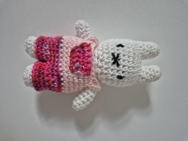 Miffy et sa salopette en dégradé de roses