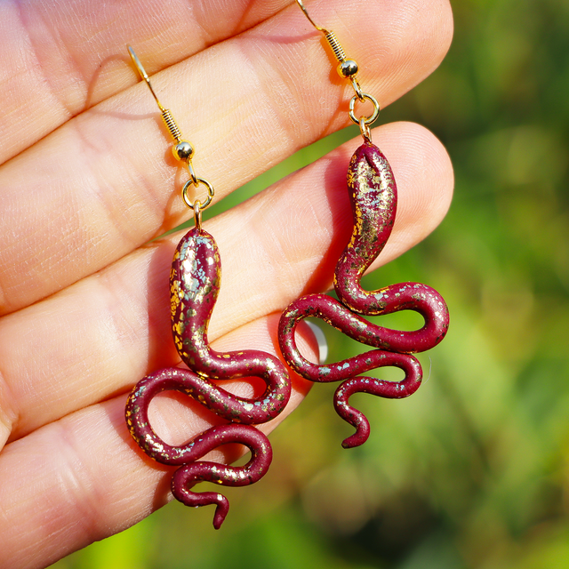 Bordeauxrote Schlangen-Ohrringe mit goldenen Akzenten aus