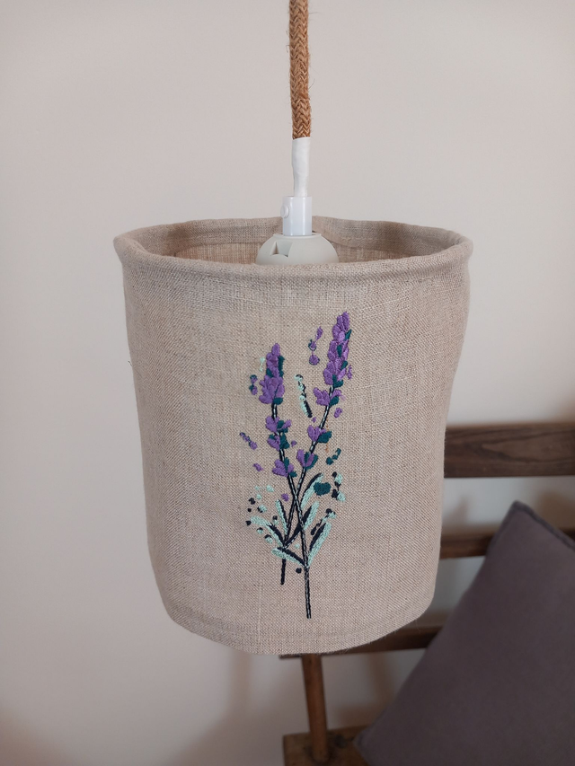 Abat-jour en lin brodé Lavande -suspension baladeuse diamètre 15 cm.