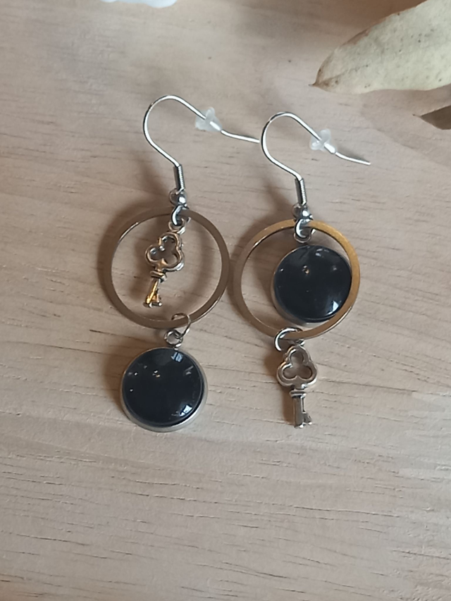 Boucles d&#039;oreilles asymétriques - cabochon noir / clé / cercle métal argenté / argenté