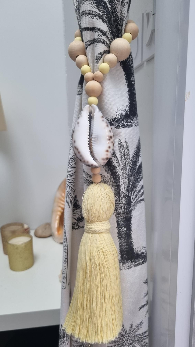 Embrasse coquillage tigris pompon jaune