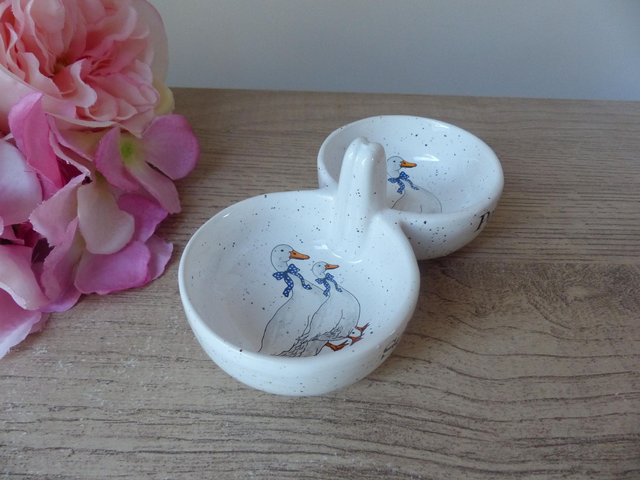 Ensemble vintage salière et poivrière en céramique blanche mouchetée avec oies et foulards bleus – décoration de table maison de campagne